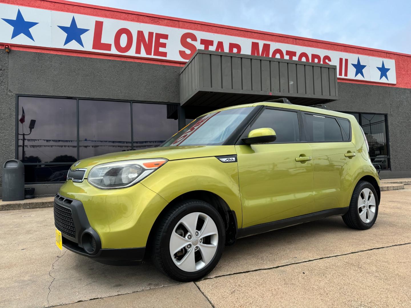 2015 GREEN /Gray KIA SOUL Base 4dr Crossover 6A (KNDJN2A27F7) with an 1.6L I4 engine, Automatic 6-Speed transmission, located at 5900 E. Lancaster Ave., Fort Worth, TX, 76112, (817) 457-5456, 0.000000, 0.000000 - This is a 2015 Kia Soul Base 4dr Crossover 6A that is in excellent condition. There are no dents or scratches. The interior is clean with no rips or tears or stains. All power windows, door locks and seats. Ice cold AC for those hot Texas summer days. It is equipped with a CD player, AM/FM radio, AU - Photo#0